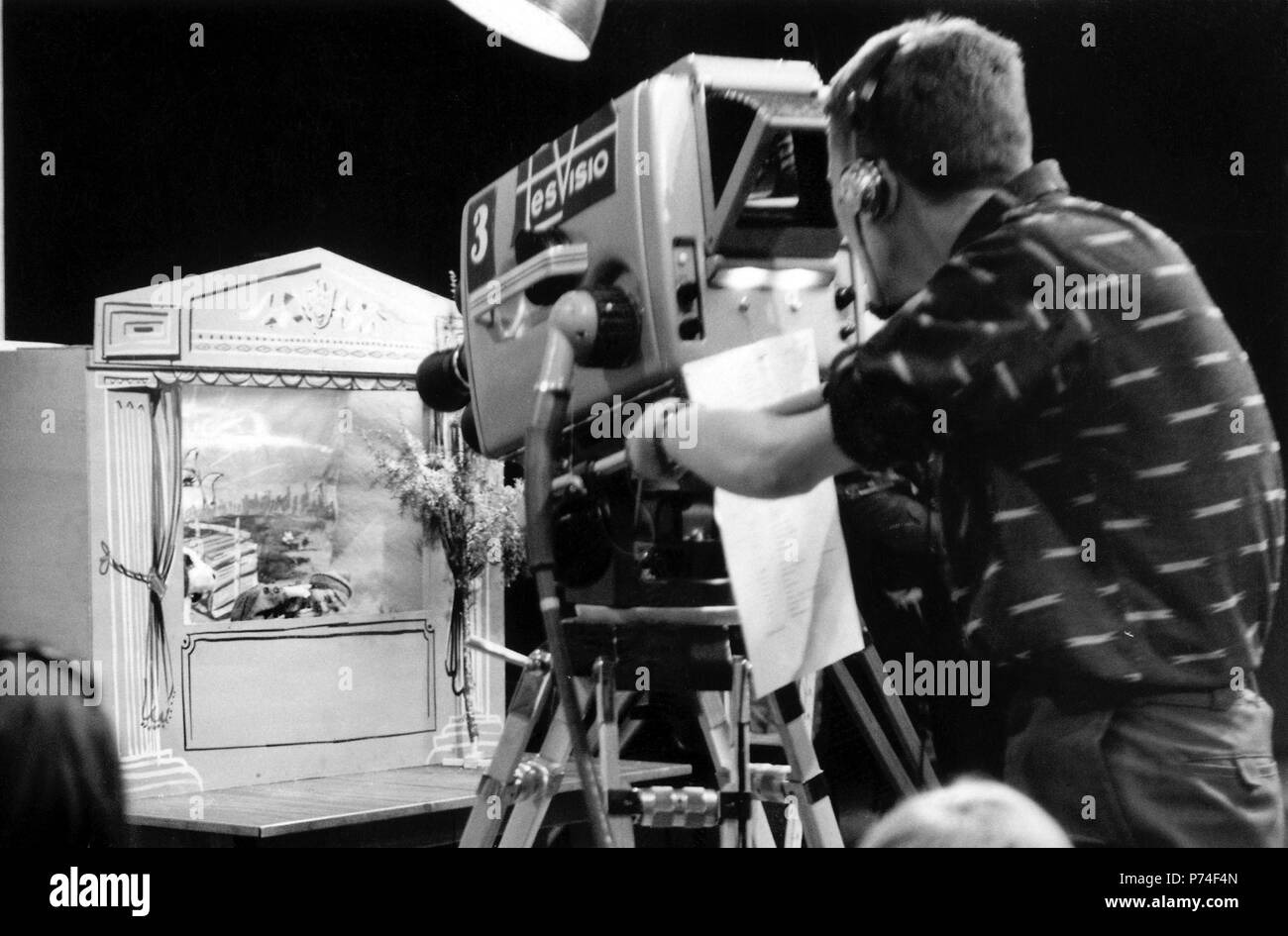 Tesvisio, 1957-1965, il primo canale televisivo in Finlandia. Tesvisio il cameraman al lavoro Tesvisio, 1957-1965, il primo canale televisivo in Finlandia. Cameraman Matti Hämäläinen a lavorare in studio televisivo. Foto Stock