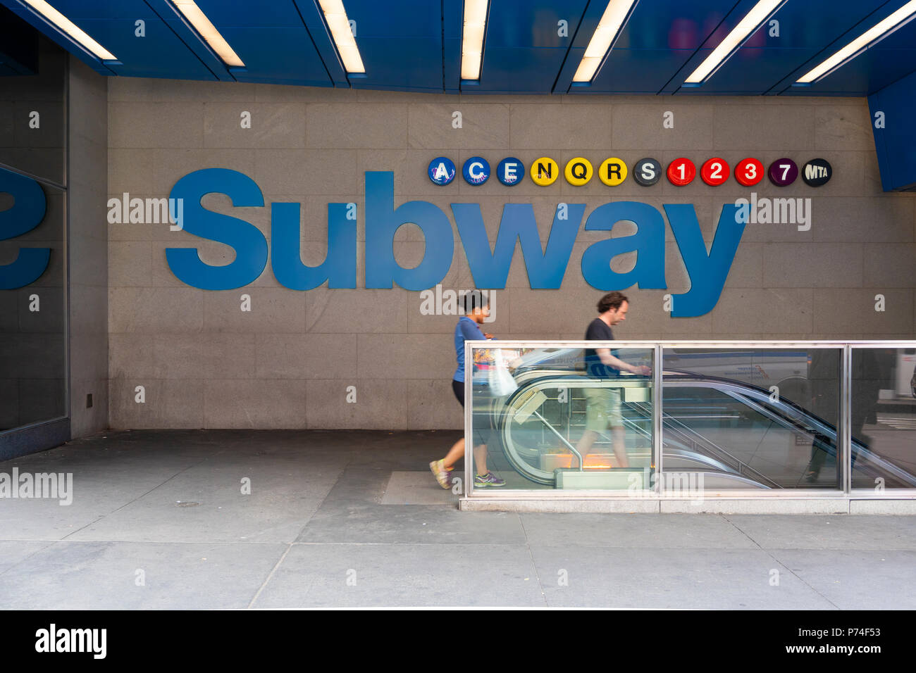 Persone di entrare in una stazione della metropolitana di New York Foto Stock