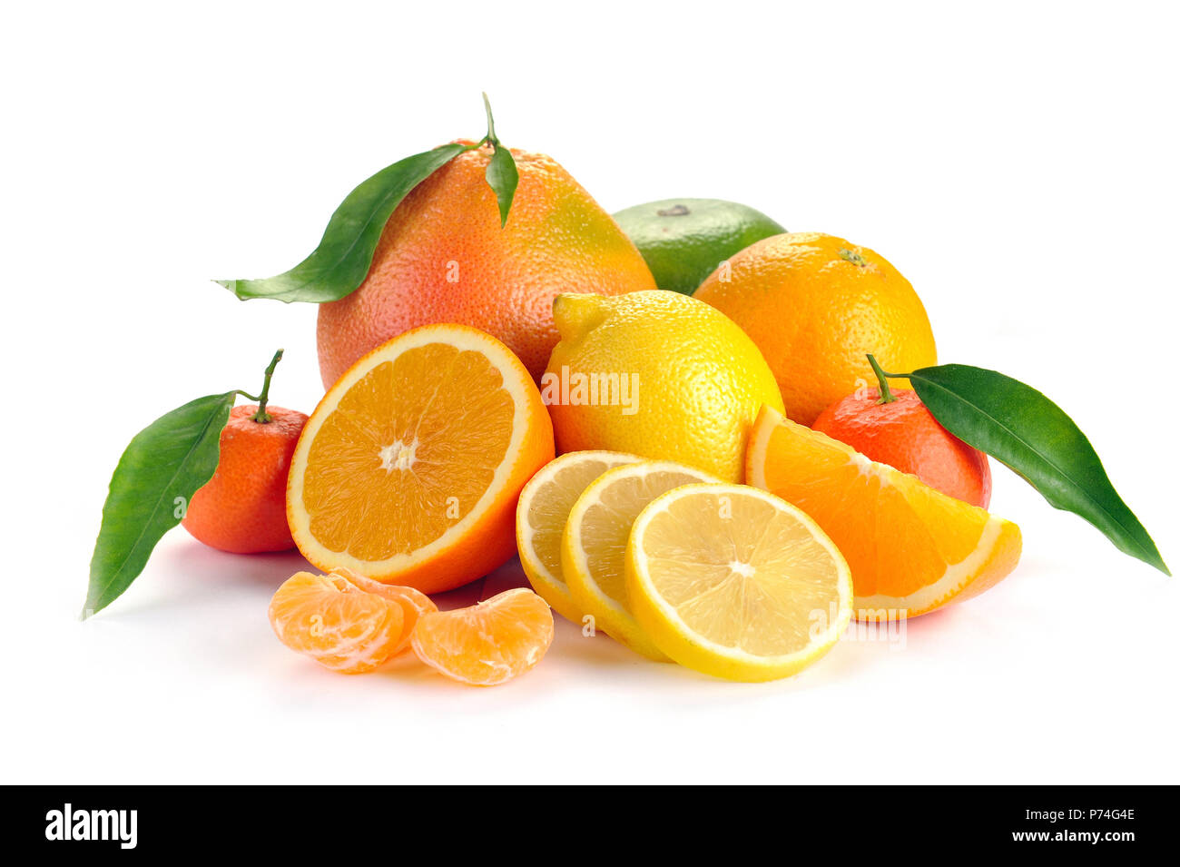 Set di agrumi con foglie su sfondo bianco Foto Stock