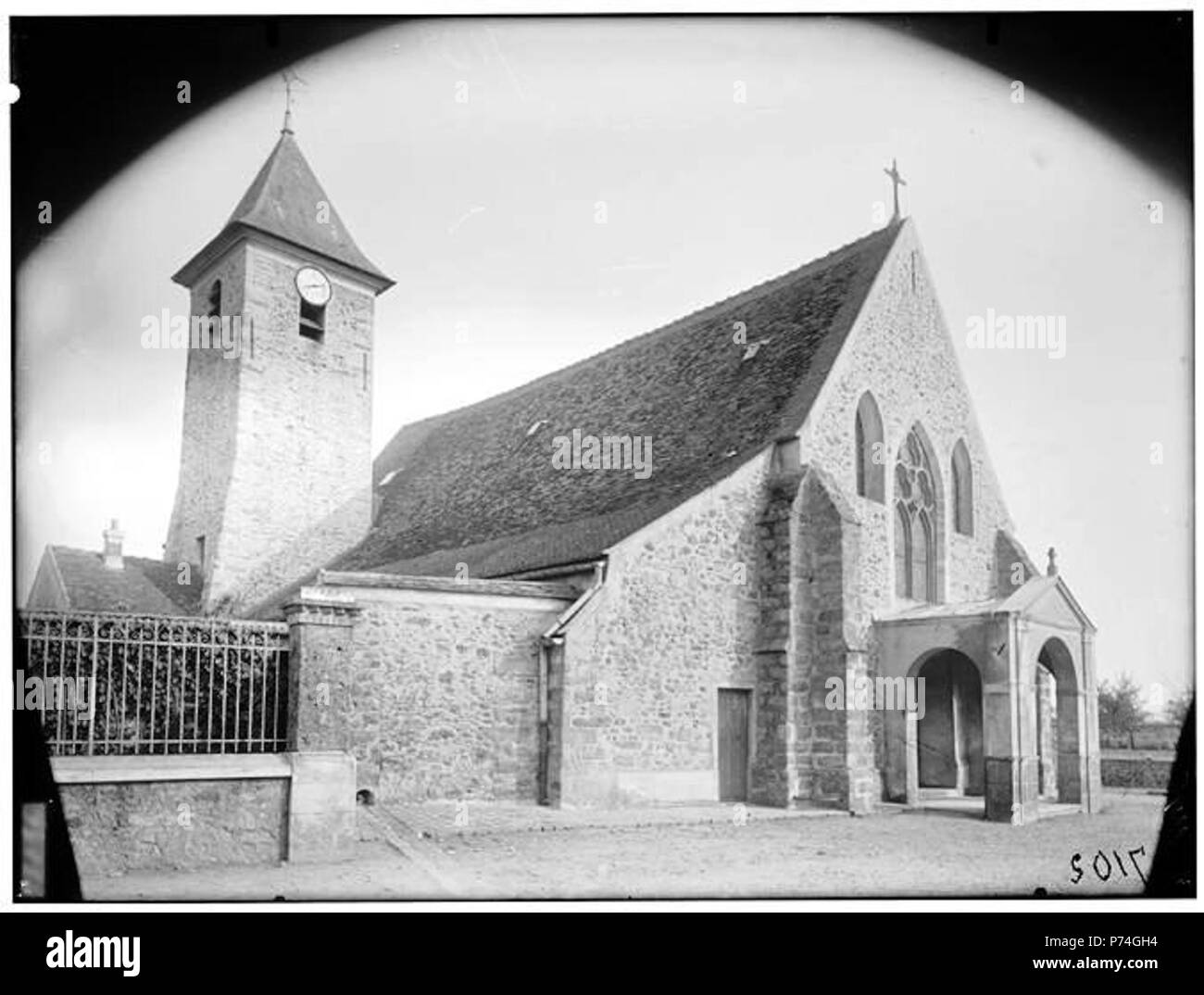 Français : prise de vue ensemble nord-ouest et clocher de l'église Saint-Jacques et Saint-Philippe de Ballainvilliers (Seine-et-Oise (actuelle Essonne), Francia). 1925 37 EgliseStJacquesBallainvilliers1925 Foto Stock