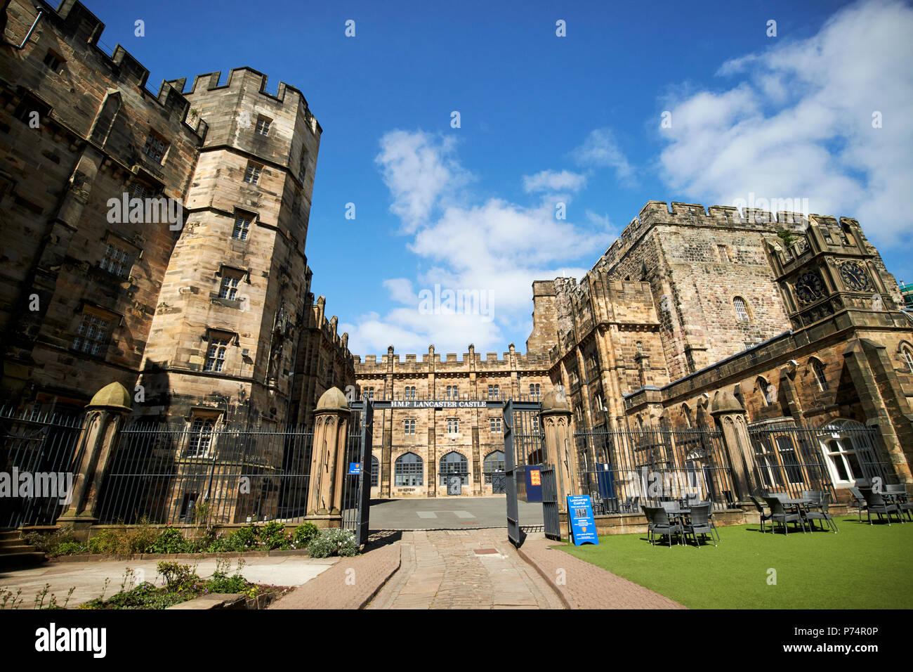 Interno di Lancaster Castle con prigione maschio a sinistra tenere e debitori prigione a destra lancaster England Regno Unito Foto Stock