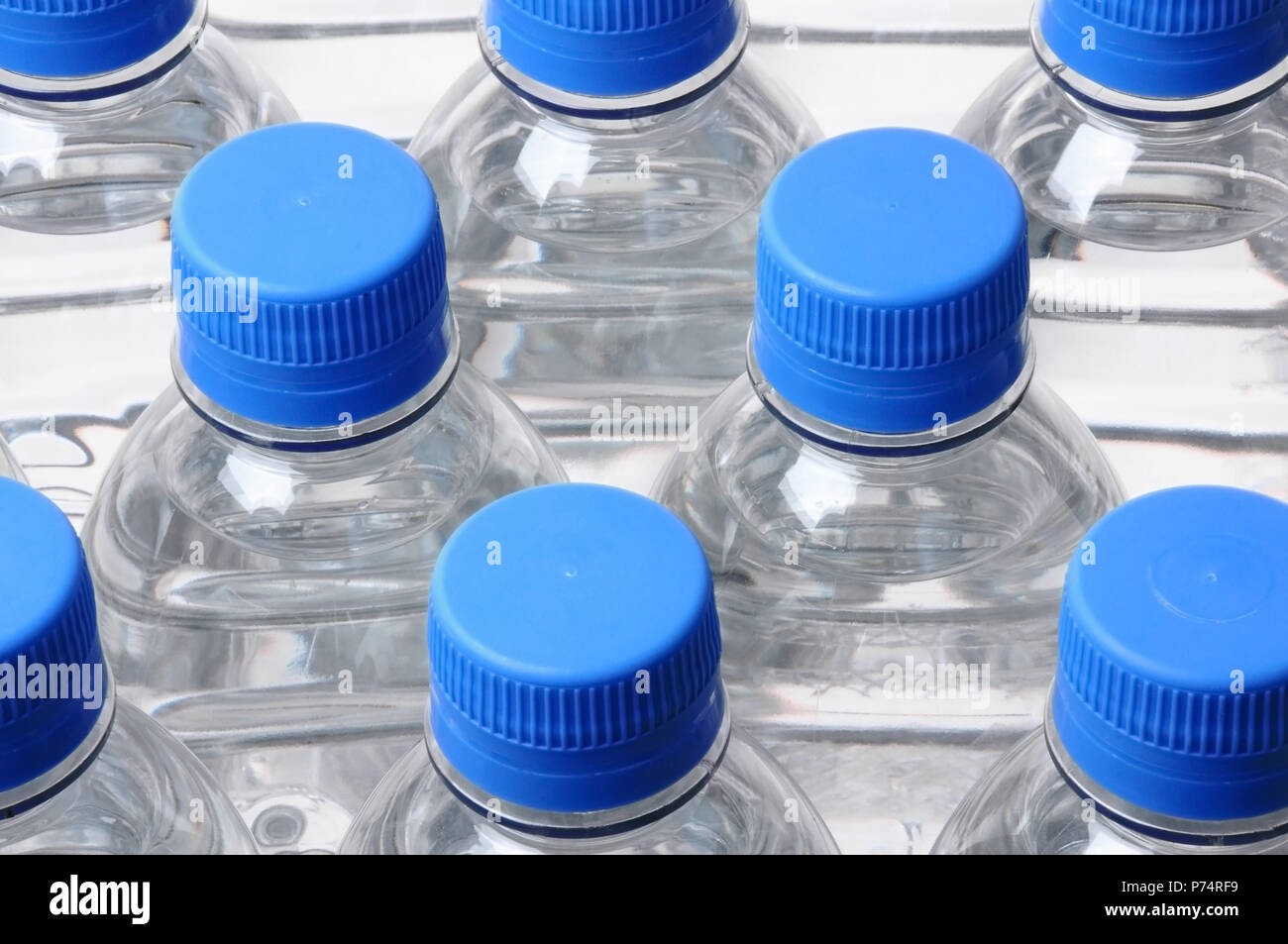 Guardando verso il basso su un gruppo di bottiglia d'acqua in plastica coperchi Foto Stock