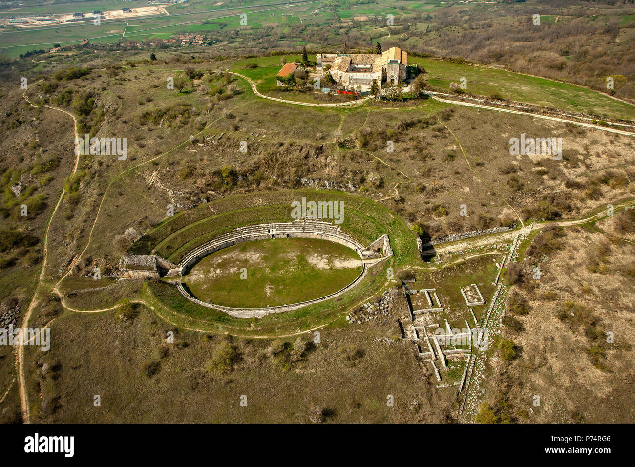 Alba Fucens e la medievale chiesa di San Pietro in albe. Abruzzo Foto Stock