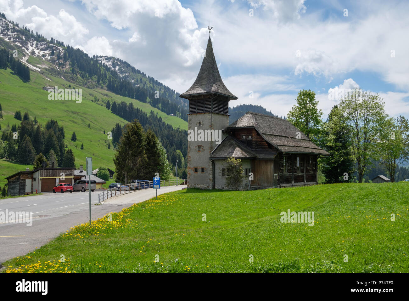 La chiesa nel villaggio di Les muschi, Vaud, Svizzera Foto Stock