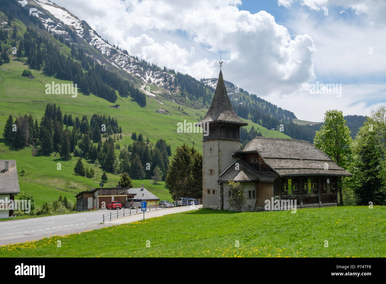 La chiesa nel villaggio di Les muschi, Vaud, Svizzera Foto Stock