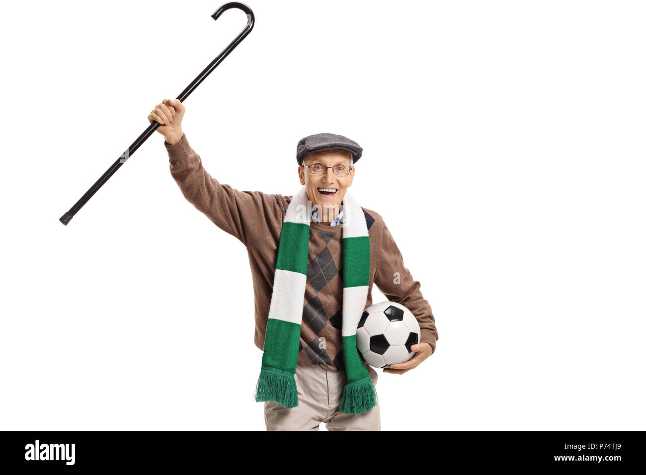 Overjoyed anziani tifoso di calcio con una canna e un isolato di calcio su sfondo bianco Foto Stock