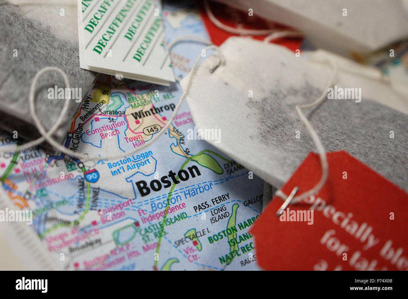 Bustine di tè nella foto con una mappa del porto di Boston. Foto Stock