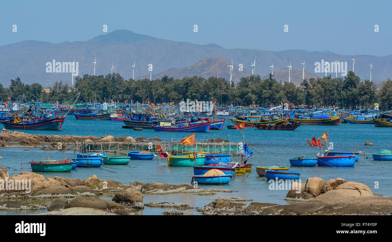 Phan Thiet, Vietnam - Mar 25, 2016. Barche in legno docking al Co Thach villaggio di pescatori in Phan Thiet, Vietnam. Foto Stock
