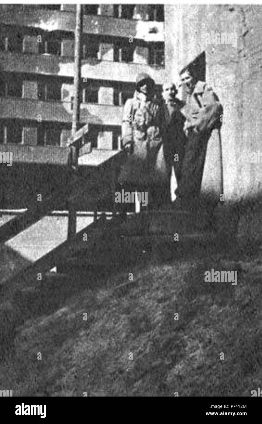 Inglese: Insurrezione di Varsavia: soldati della terza compagnia del Chrobry II Battaglione, comandata da Zbigniew Brym 'Zdunin', alla posta la stazione dei treni alla fine di agosto 1944. Polski: Powstanie warszawskie: onierze kompanii 3 por. Zbigniewa Bryma 'Zdunina' z batalionu Chrobry II na Dworcu Pocztowym w kocu sierpnia 1944r. Verso la fine di agosto 1944 53 Insurrezione di Varsavia da Lokajski - Stolica 051 Foto Stock