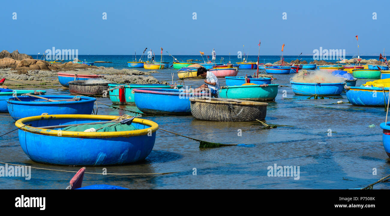 Phan Thiet, Vietnam - Mar 25, 2016. Cestello di bambù attracco battelli al villaggio di pescatori di Phan Thiet, Vietnam. Foto Stock