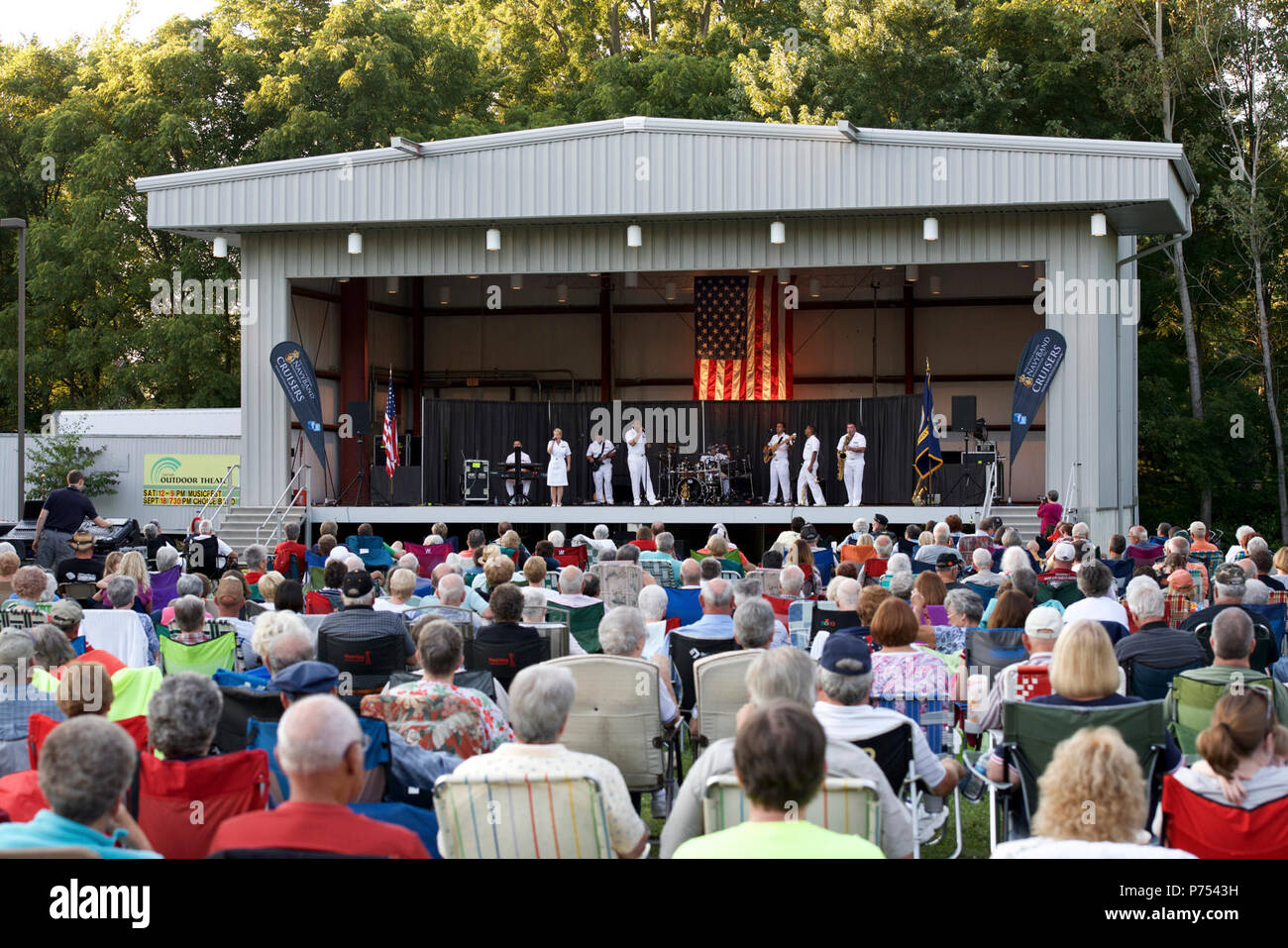 WASHINGTON (Agosto 21, 2015), Stati Uniti La banda della marina di incrociatori eseguire a DeKalb County teatro all aperto in Auburn, ind. La banda della marina militare's tour featured 14 spettacoli in cinque Stati membri, raggiungendo le comunità che non vedi normalmente la marina a lavoro. Foto Stock