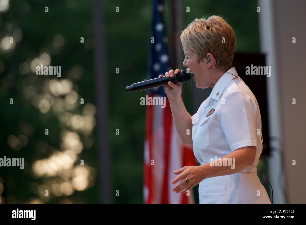 WASHINGTON (Agosto 21, 2015) Chief Musician Shana Sullivan svolge con gli Stati Uniti Navy incrociatori di banda a DeKalb County teatro all aperto in Auburn, ind. La banda della marina militare's tour featured 14 spettacoli in cinque Stati membri, raggiungendo le comunità che non vedi normalmente la marina a lavoro. Foto Stock