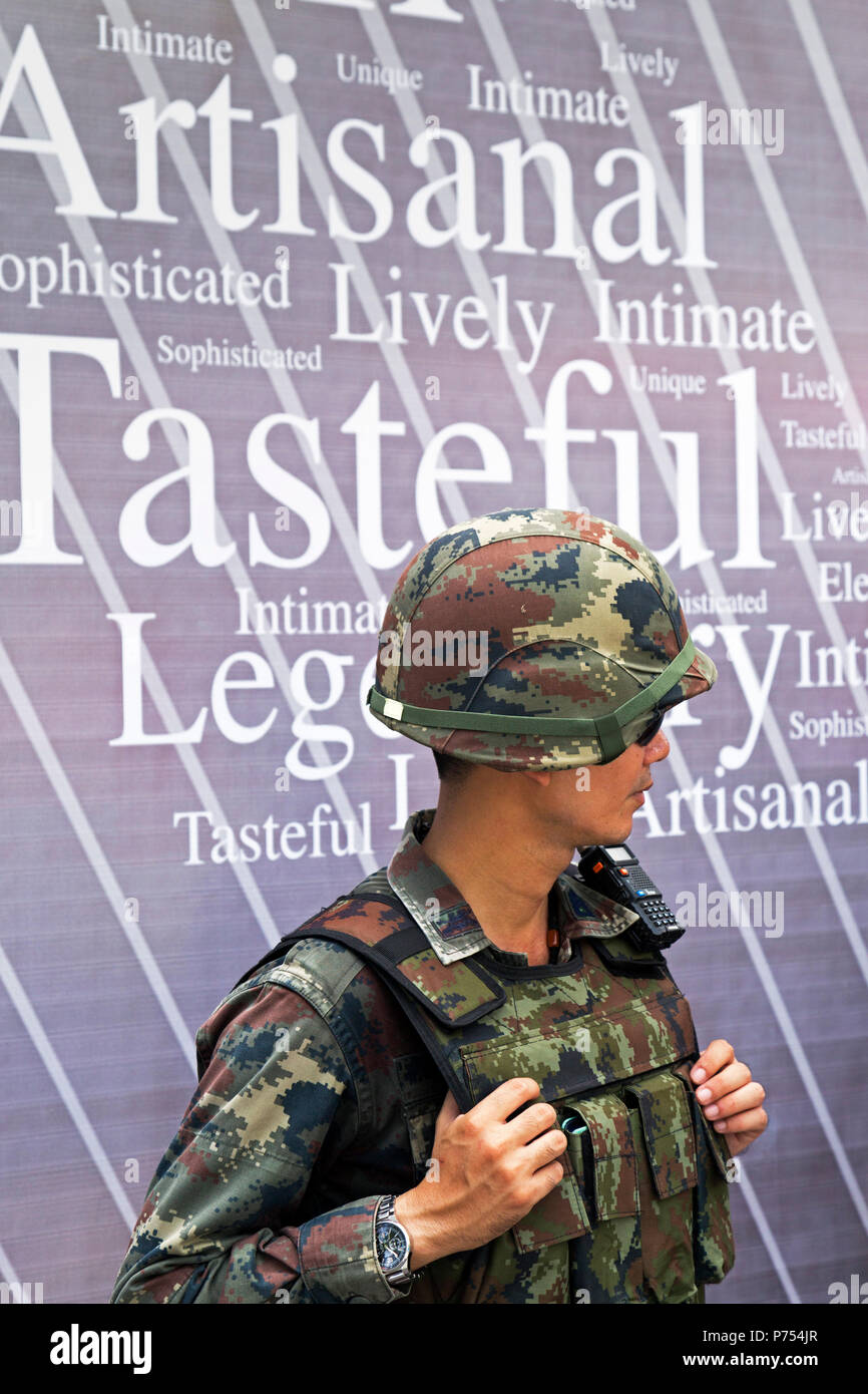 Soldato tailandese nella parte anteriore del poster pubblicitario durante il colpo di stato militare, Bangkok, Thailandia Foto Stock