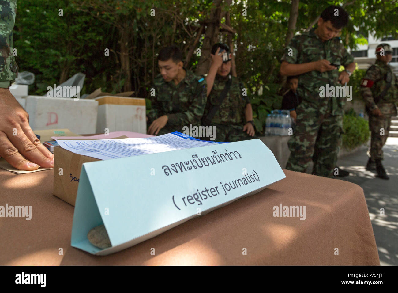 Registrazione giornalista da militari durante il colpo di stato, Bangkok, Thailandia Foto Stock