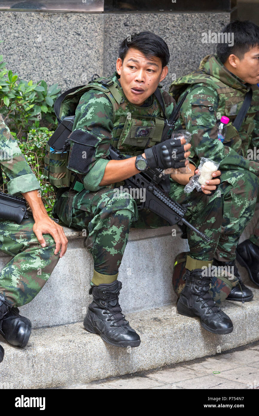 Thai militare in appoggio sulle strade della città durante il colpo di stato militare, Bangkok, Thailandia Foto Stock