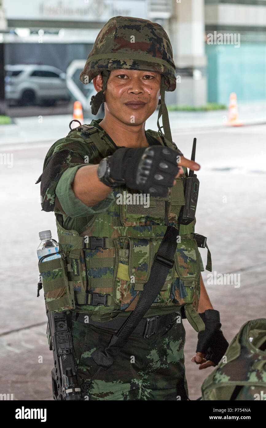 Soldato tailandese dà ordini sulle strade della città durante il colpo di stato militare, Bangkok, Thailandia Foto Stock