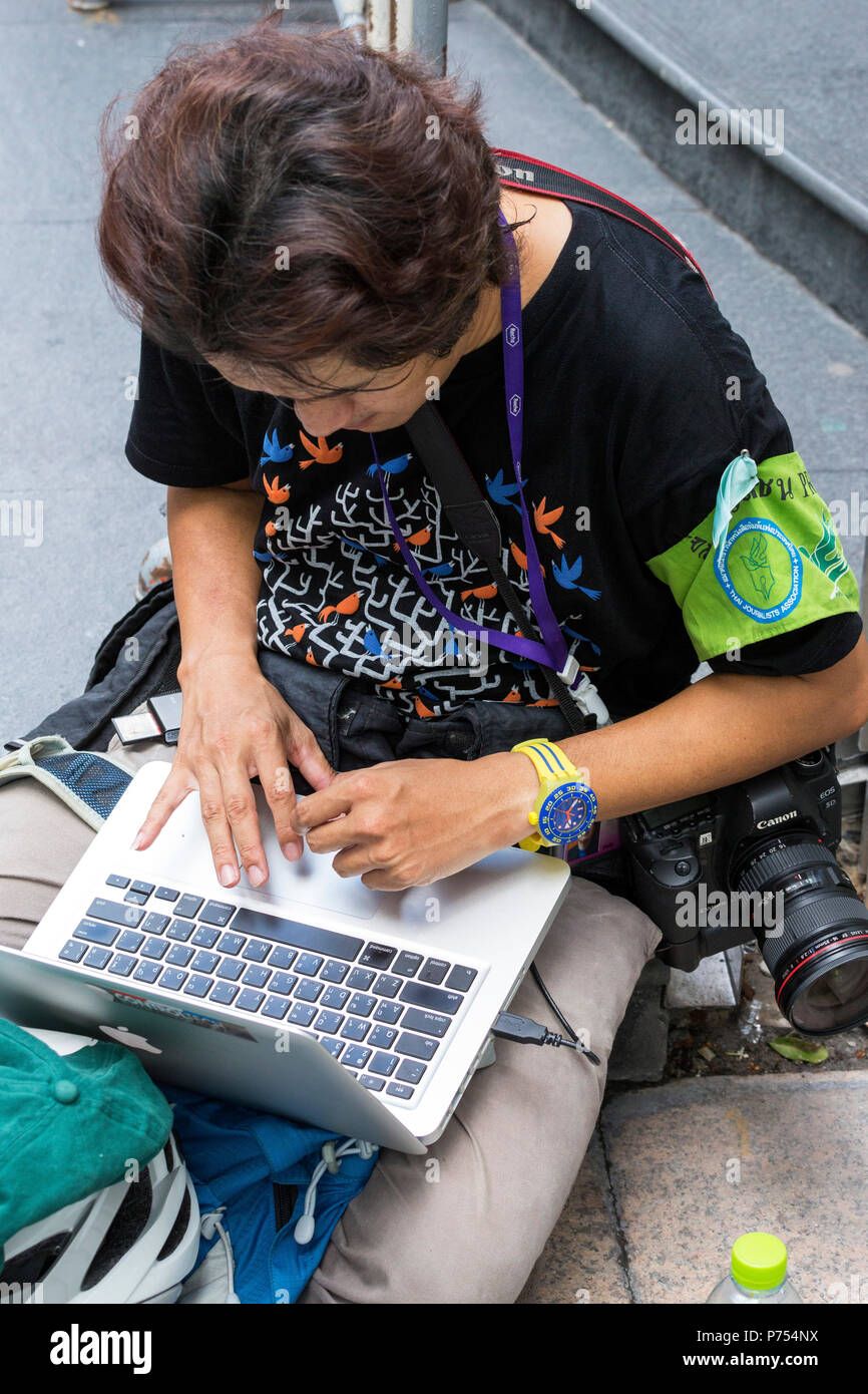 Reporters sulle strade della città durante il Thai militare takeover, Bangkok, Thailandia Foto Stock