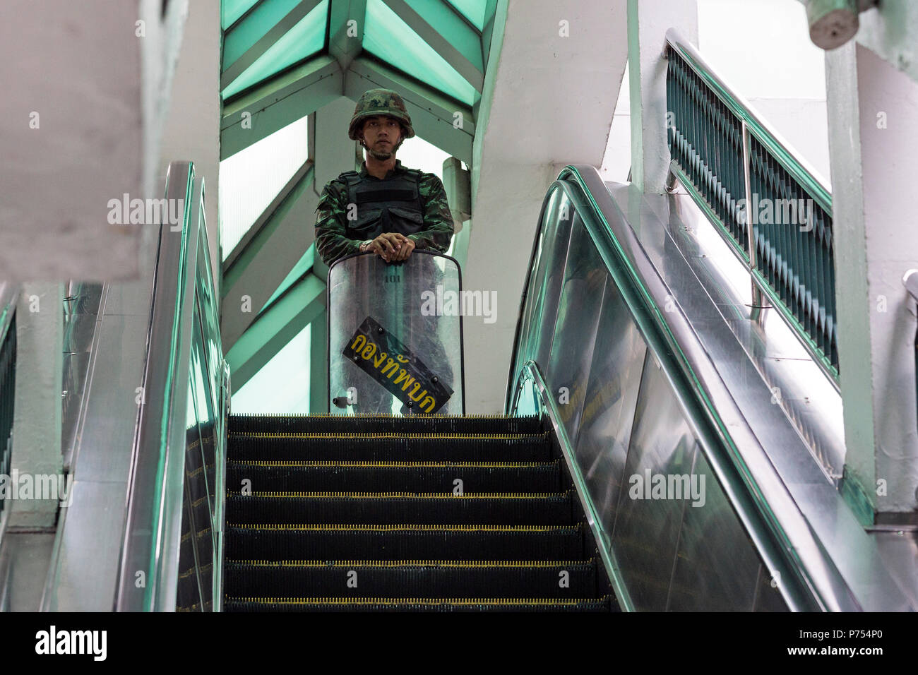 Thai soldato di guardia ingresso alla stazione dello skytrain durante il colpo di stato militare, Bangkok, Thailandia Foto Stock