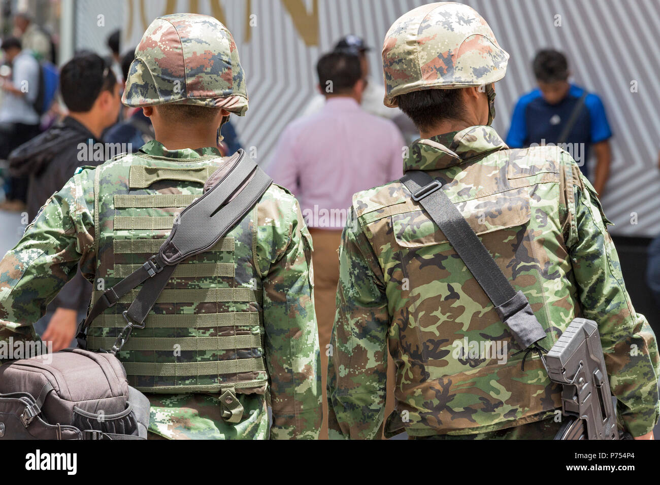 Soldati tailandesi di controllo centro città durante il colpo di stato militare, Bangkok, Thailandia Foto Stock