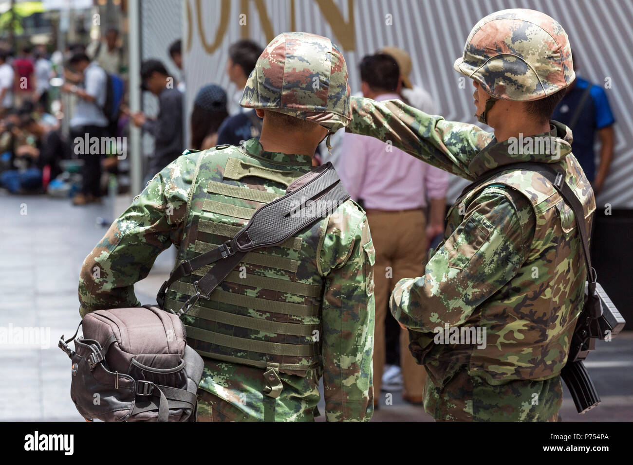 Soldati tailandesi di controllo centro città durante il colpo di stato militare, Bangkok, Thailandia Foto Stock