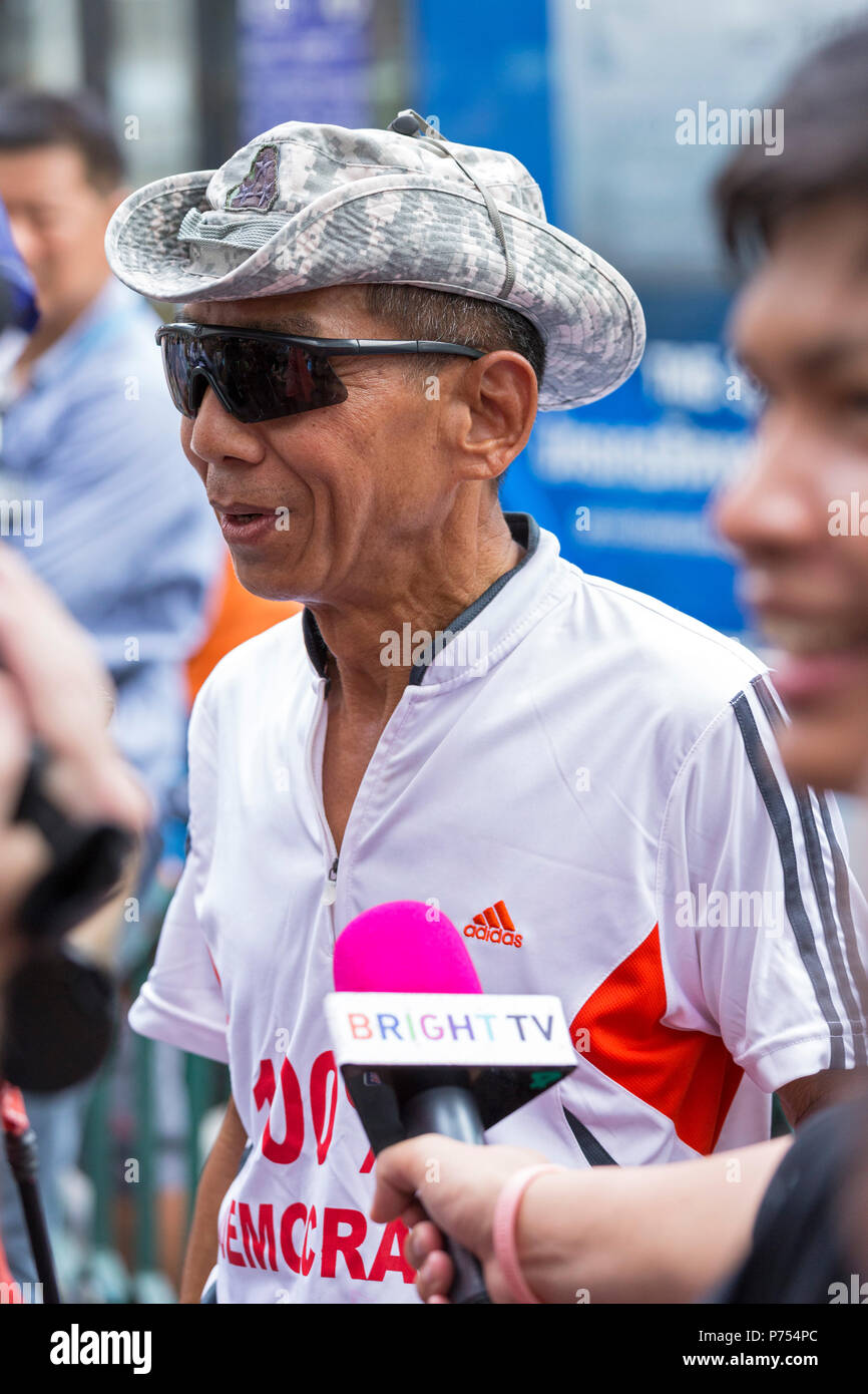 Il dimostratore protestando contro il Thai il colpo di stato militare, Bangkok, Thailandia Foto Stock