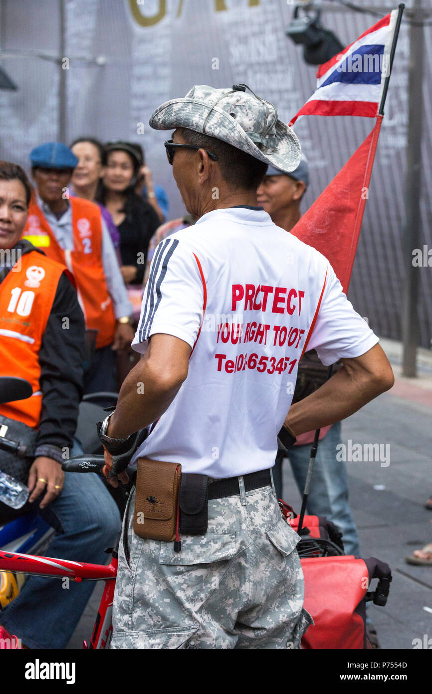 Il dimostratore protestando contro il Thai il colpo di stato militare, Bangkok, Thailandia Foto Stock