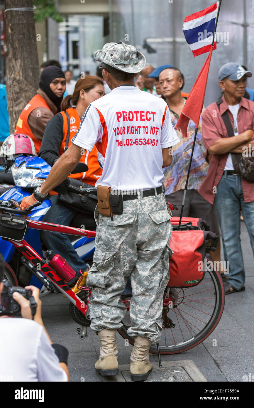 Il dimostratore protestando contro il Thai il colpo di stato militare, Bangkok, Thailandia Foto Stock