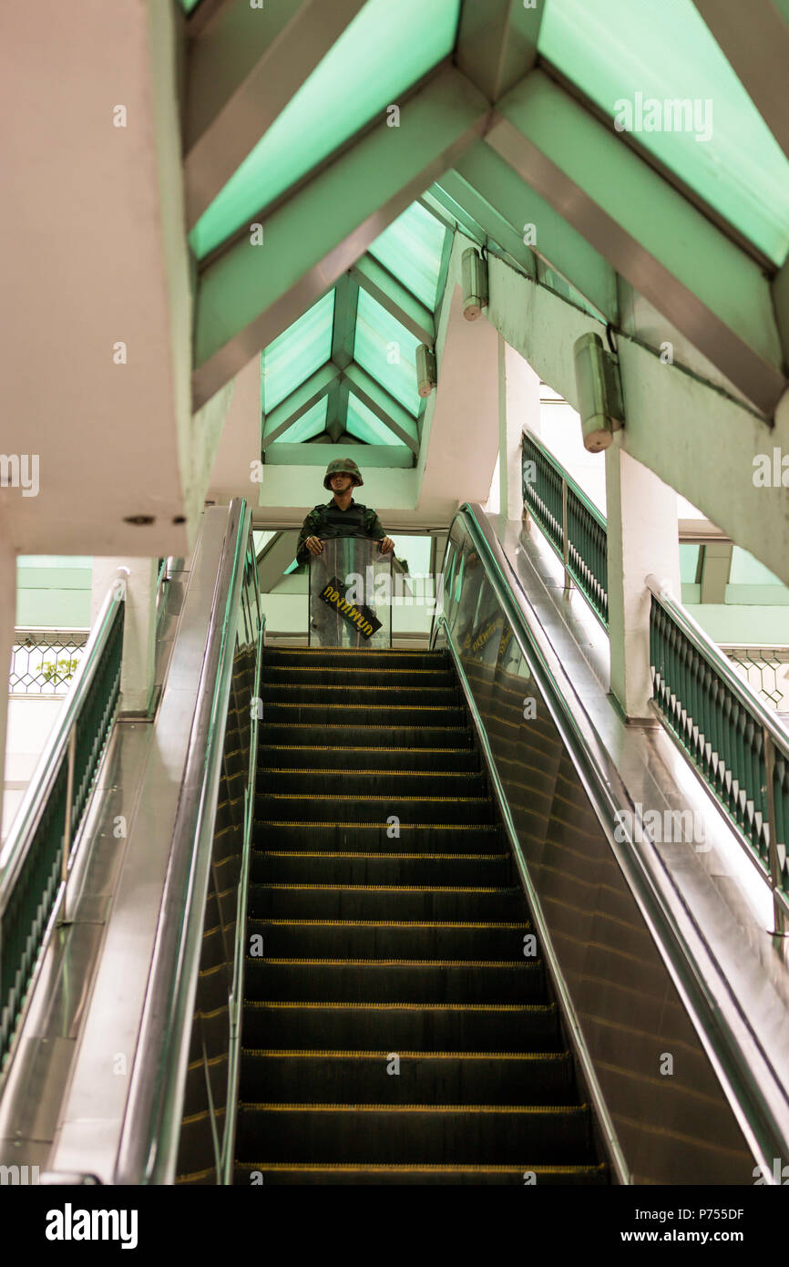 Thai soldato di guardia ingresso alla stazione dello skytrain durante il colpo di stato militare, Bangkok, Thailandia Foto Stock