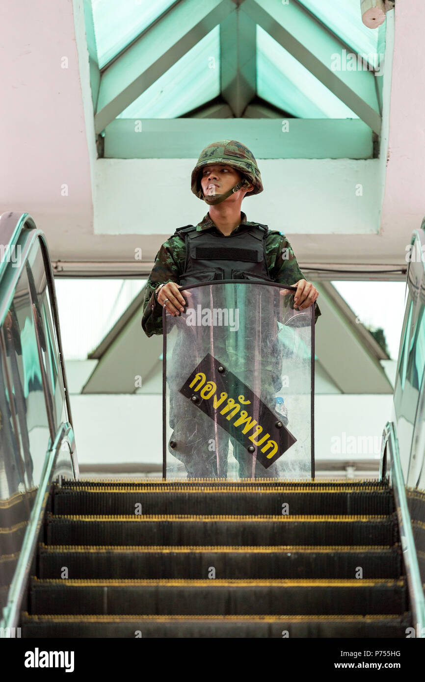 Thai soldato di guardia ingresso alla stazione dello skytrain durante il colpo di stato militare, Bangkok, Thailandia Foto Stock