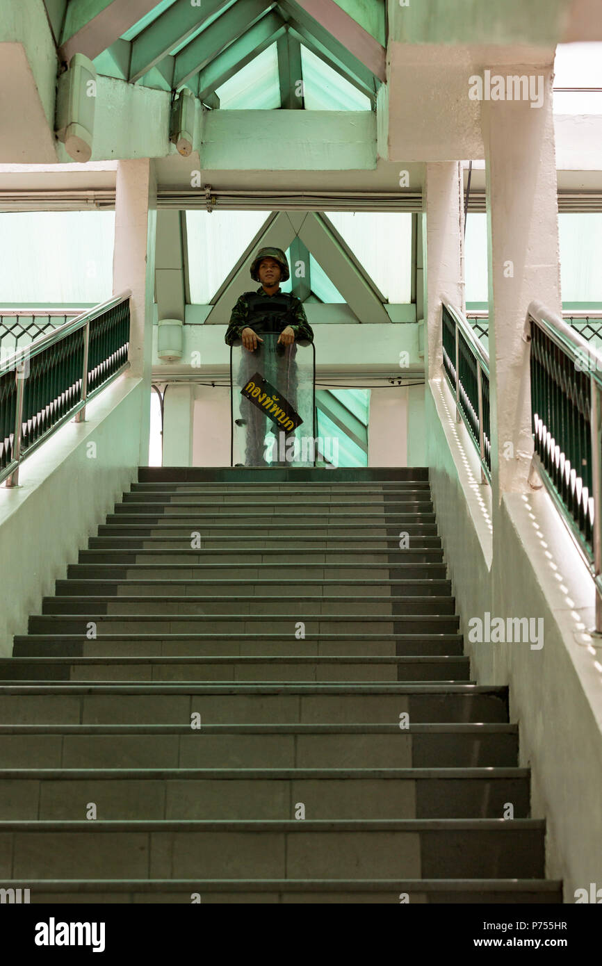 Thai soldato di guardia ingresso alla stazione dello skytrain durante il colpo di stato militare, Bangkok, Thailandia Foto Stock