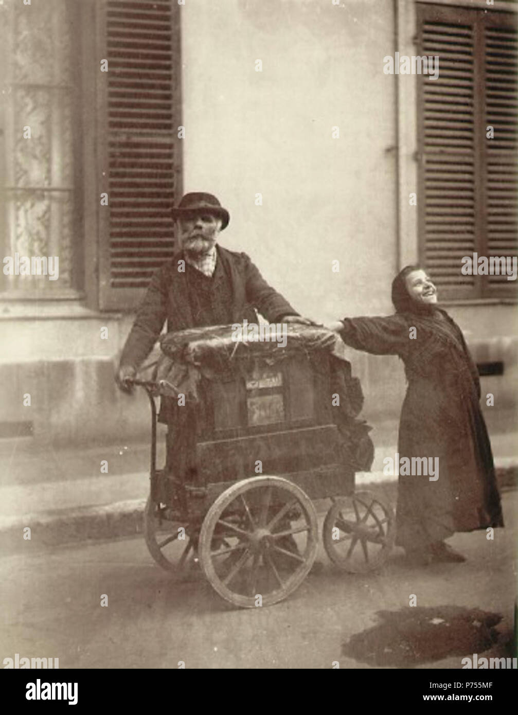 Inglese: Organo macinino, uno di Eugène Atget's (morto 1927) più famose fotografie. Prese a Parigi. circa 1898 13 organo di Atget smerigliatrice Foto Stock