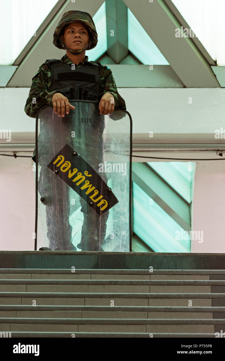 Thai soldato di guardia ingresso alla stazione dello skytrain durante il colpo di stato militare, Bangkok, Thailandia Foto Stock