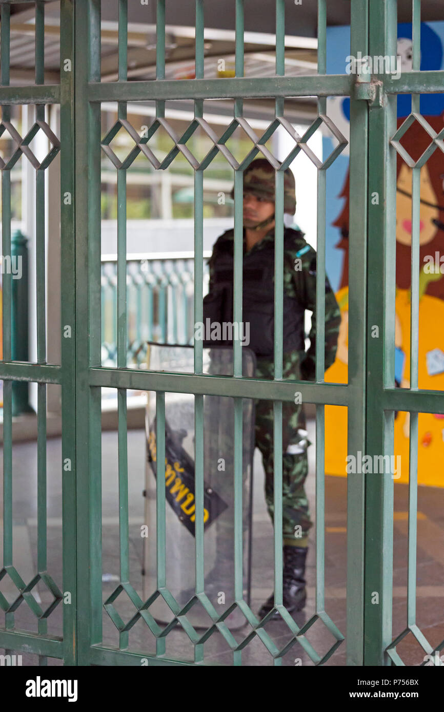 Soldato tailandese in tenuta da sommossa custodendo la stazione dello Skytrain entrata durante il colpo di stato militare, Bangkok, Thailandia Foto Stock