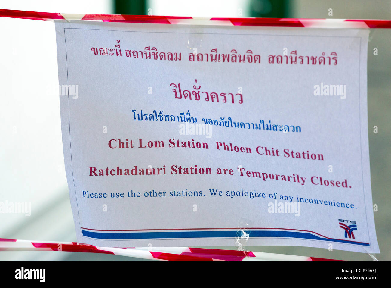 Avviso di chiusura a Chit partita la stazione dello Skytrain durante il colpo di stato militare, Bangkok, Thailandia Foto Stock