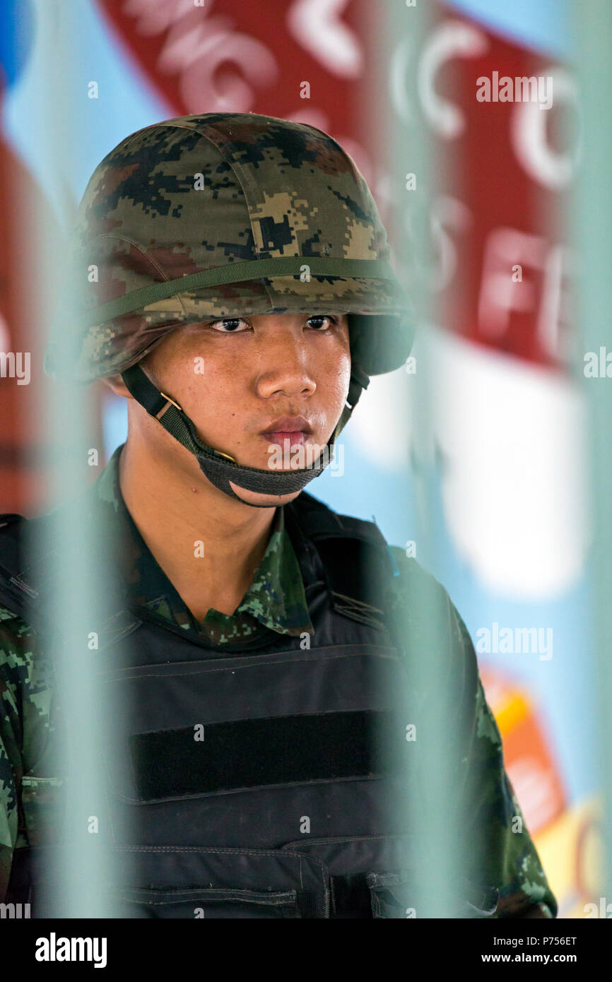 Soldato tailandese in tenuta da sommossa custodendo la stazione dello Skytrain entrata durante il colpo di stato militare, Bangkok, Thailandia Foto Stock