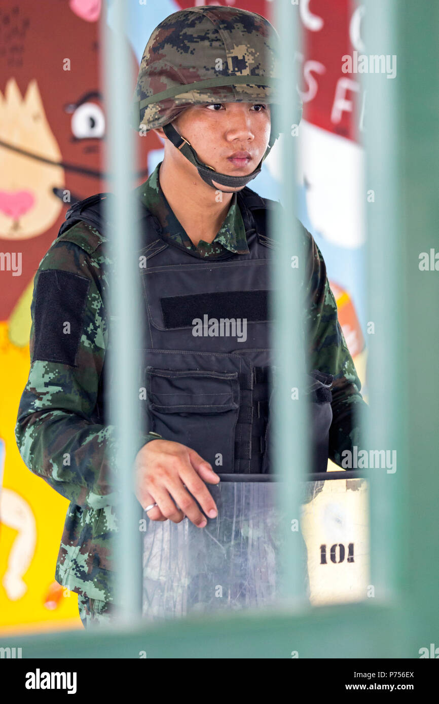 Soldato tailandese in tenuta da sommossa custodendo la stazione dello Skytrain entrata durante il colpo di stato militare, Bangkok, Thailandia Foto Stock
