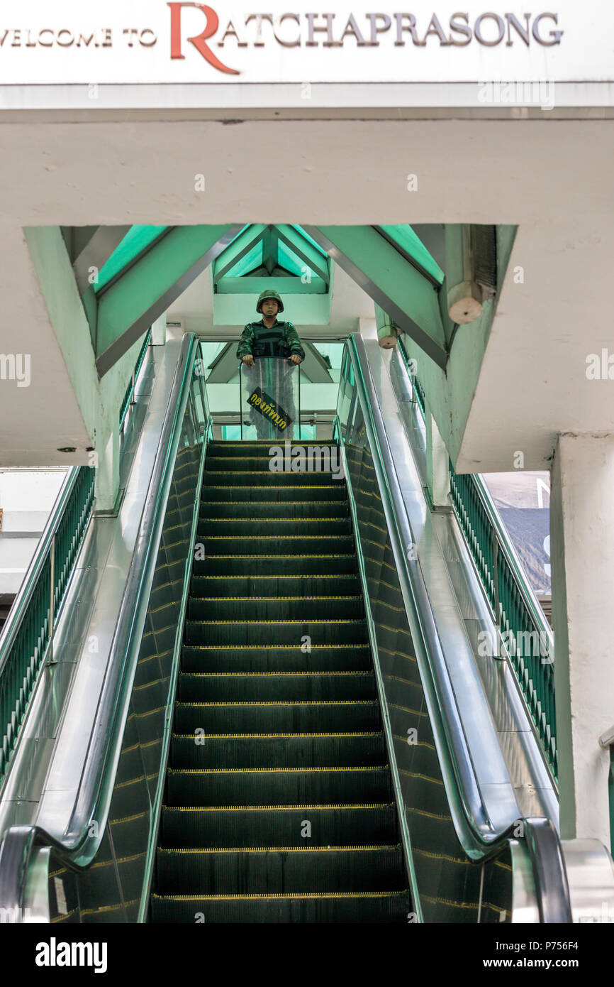 Thai soldato di guardia ingresso alla stazione dello skytrain durante il colpo di stato militare, Bangkok, Thailandia Foto Stock
