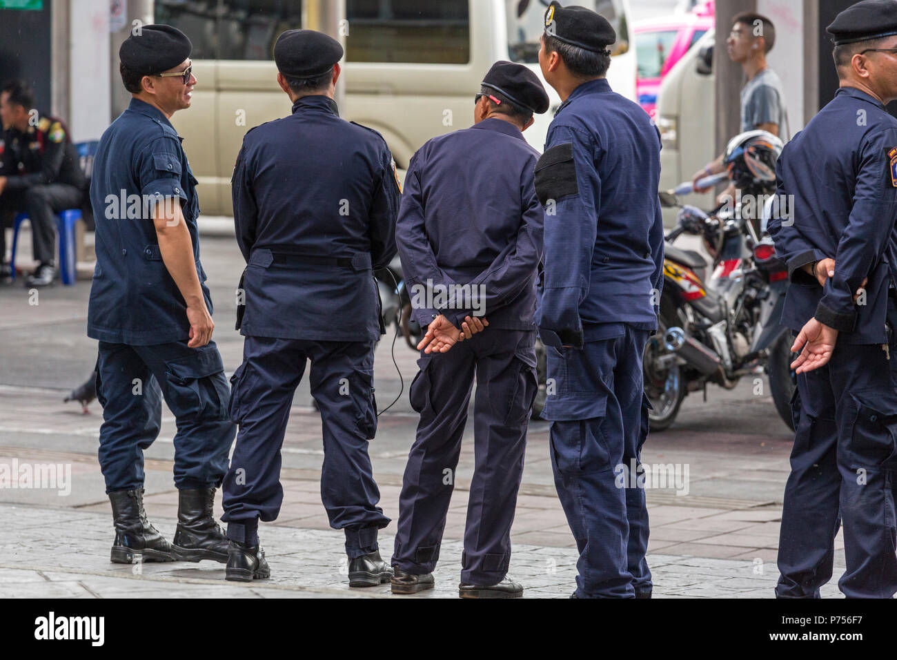 La polizia di guardia Monumento Victoria zona durante il colpo di stato militare, Bangkok, Thailandia Foto Stock