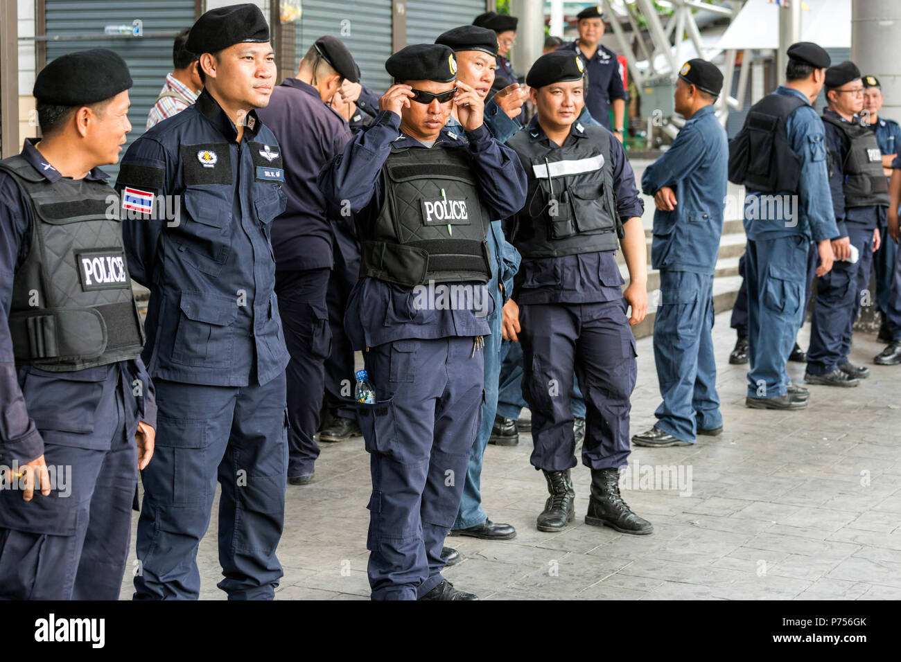 La polizia di guardia Monumento Victoria zona durante il colpo di stato militare, Bangkok, Thailandia Foto Stock