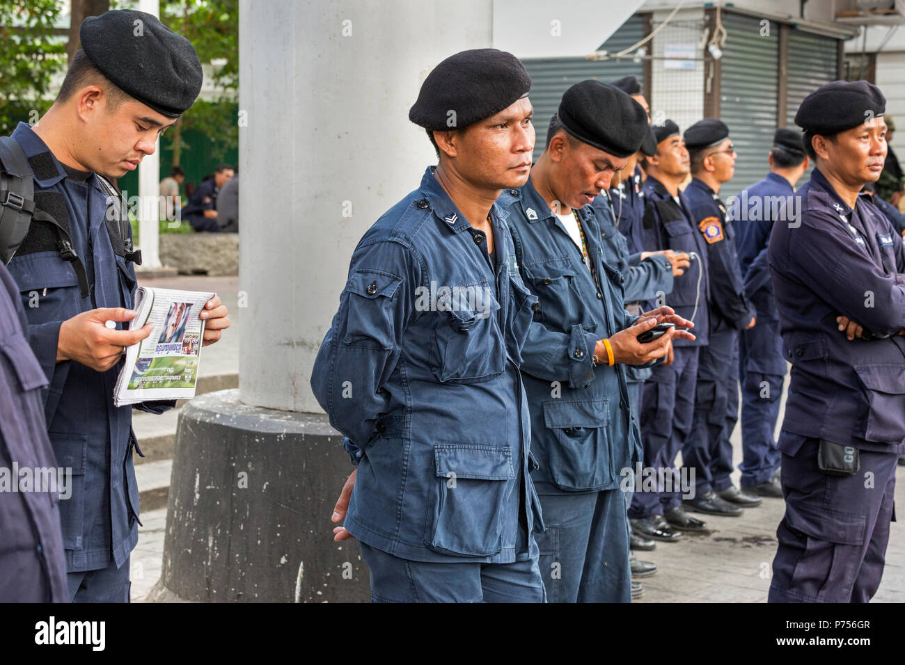 La polizia di guardia Monumento Victoria zona durante il colpo di stato militare, Bangkok, Thailandia Foto Stock