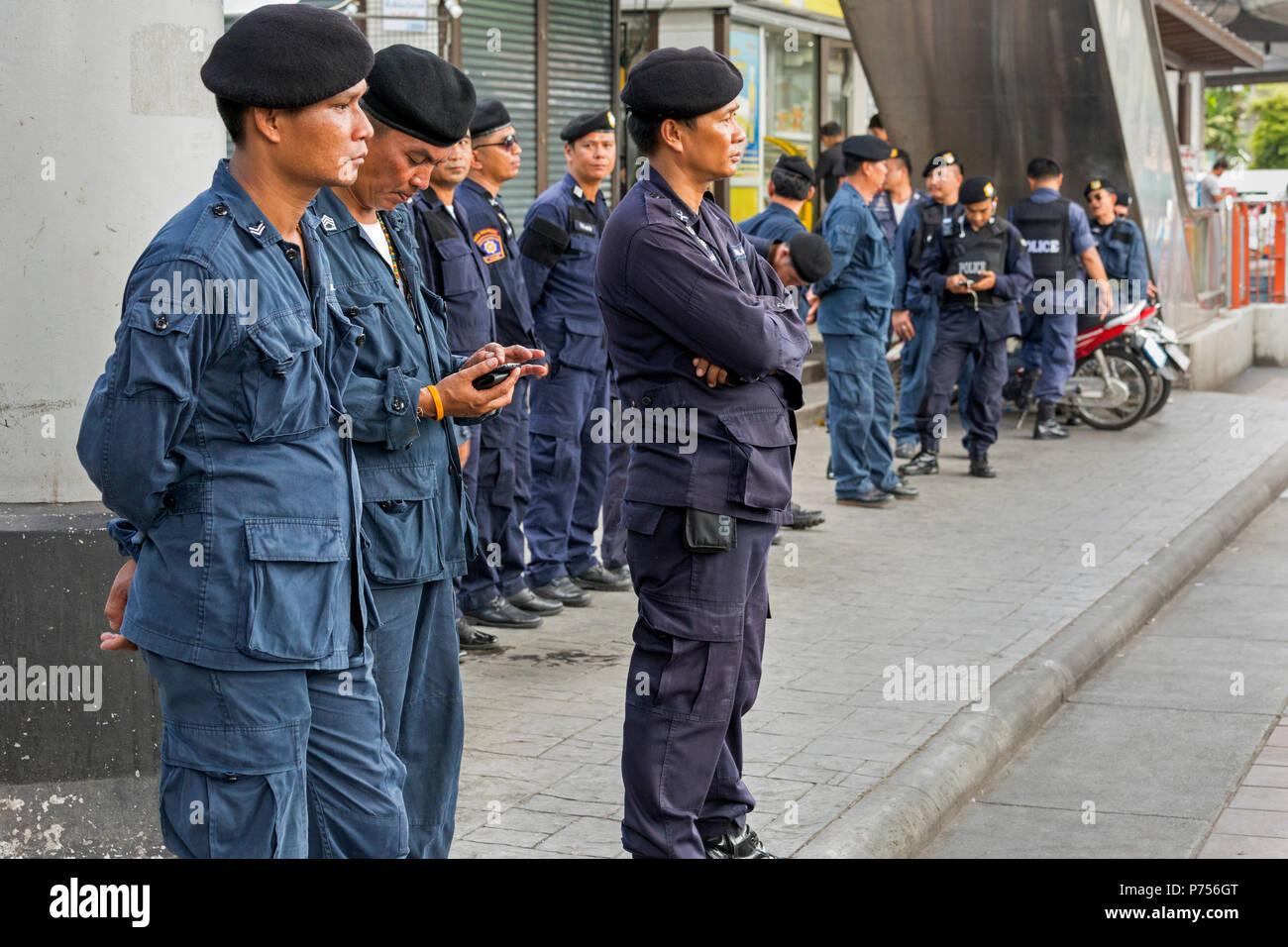 La polizia di guardia Monumento Victoria zona durante il colpo di stato militare, Bangkok, Thailandia Foto Stock