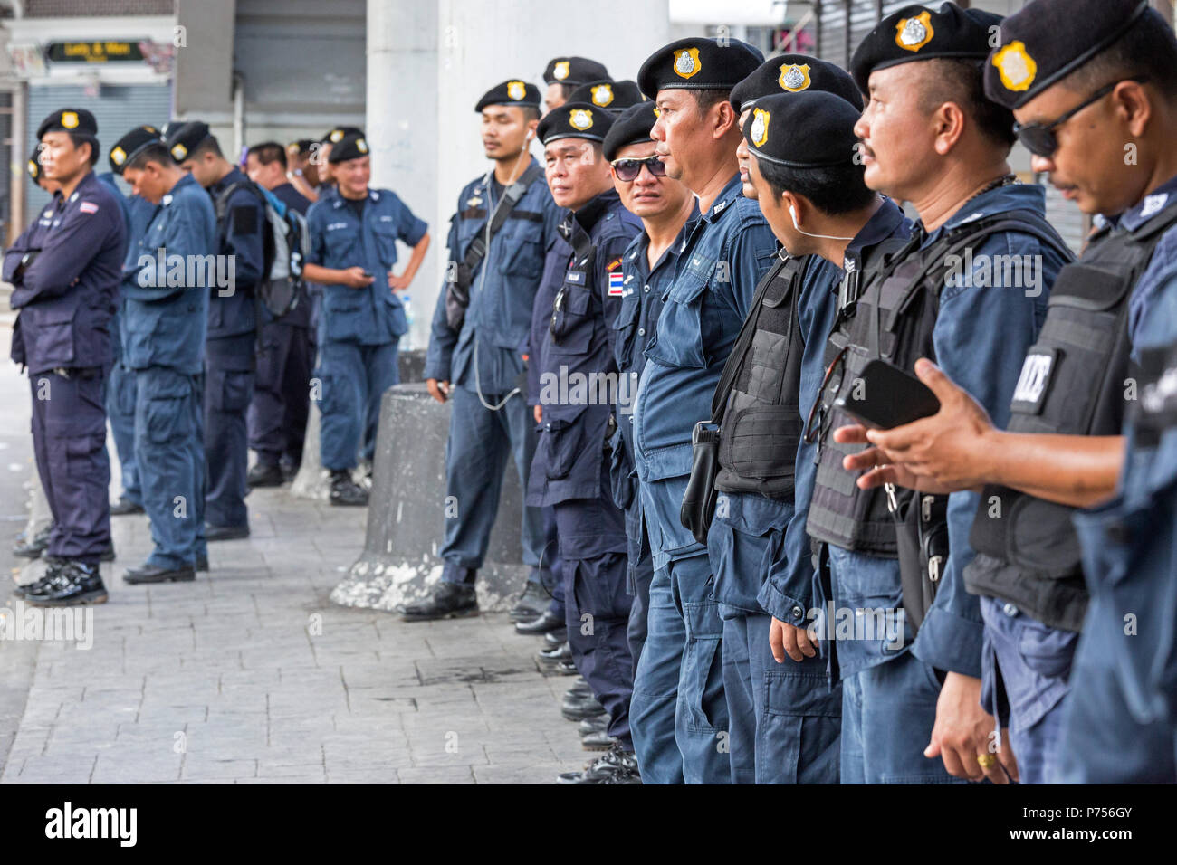 La polizia di guardia Monumento Victoria zona durante il colpo di stato militare, Bangkok, Thailandia Foto Stock