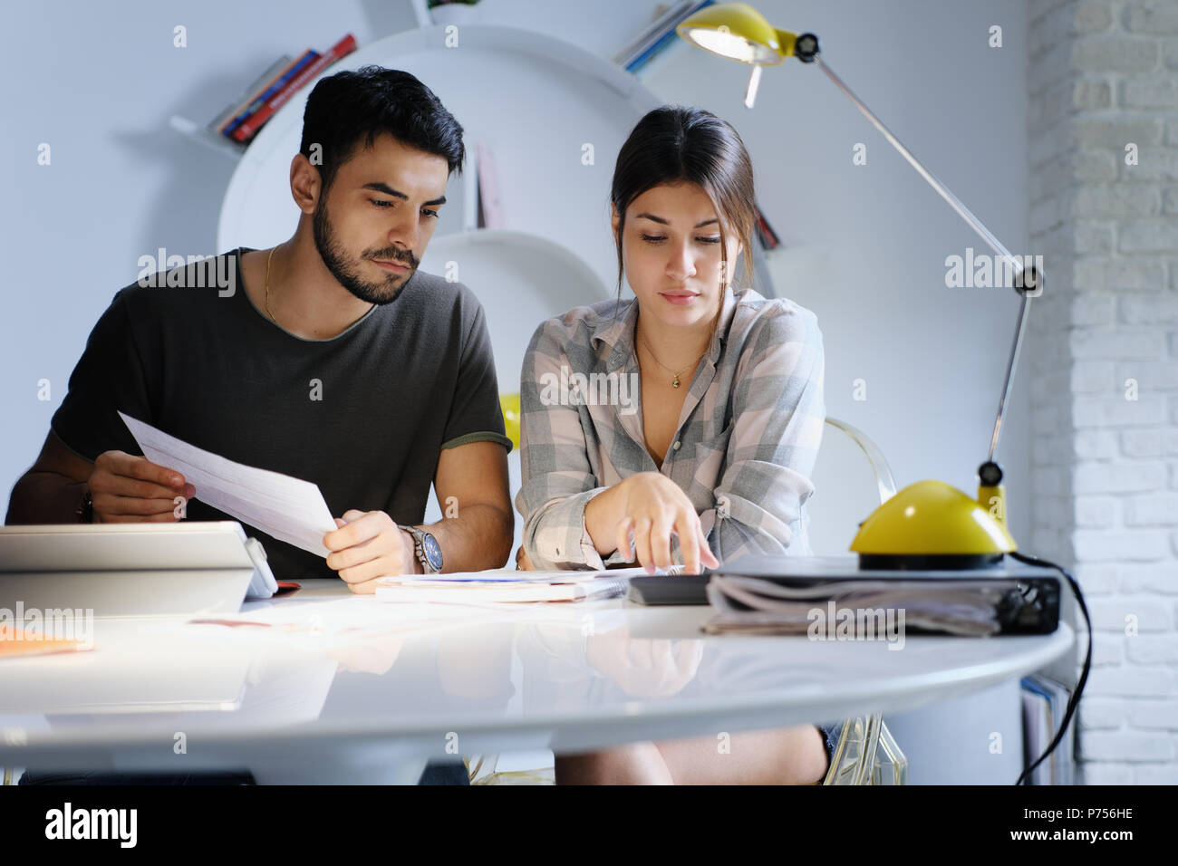 L uomo e la donna preoccupati per le tasse e bilancio familiare Foto Stock