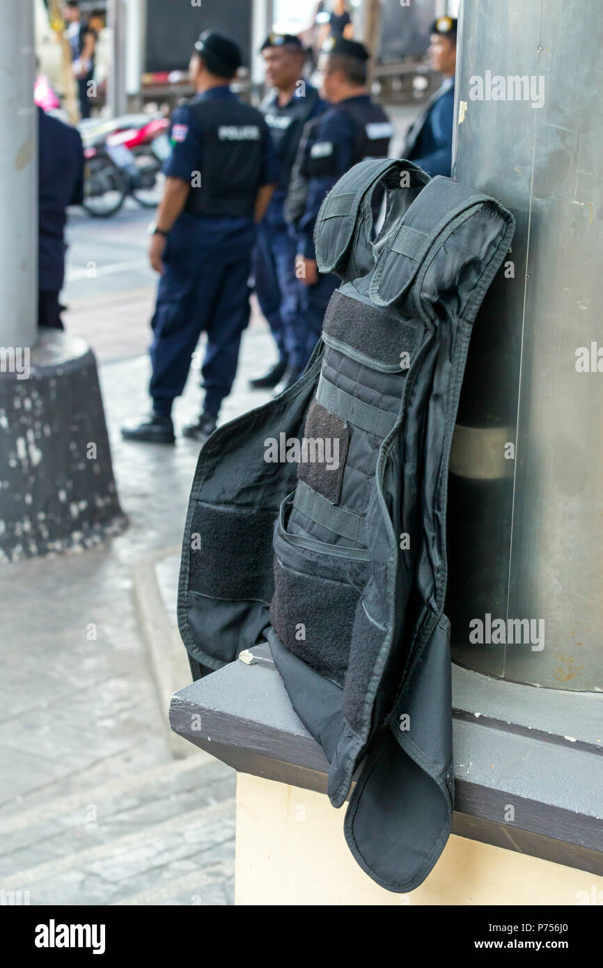 La polizia di guardia Monumento Victoria zona durante il colpo di stato militare, Bangkok, Thailandia Foto Stock
