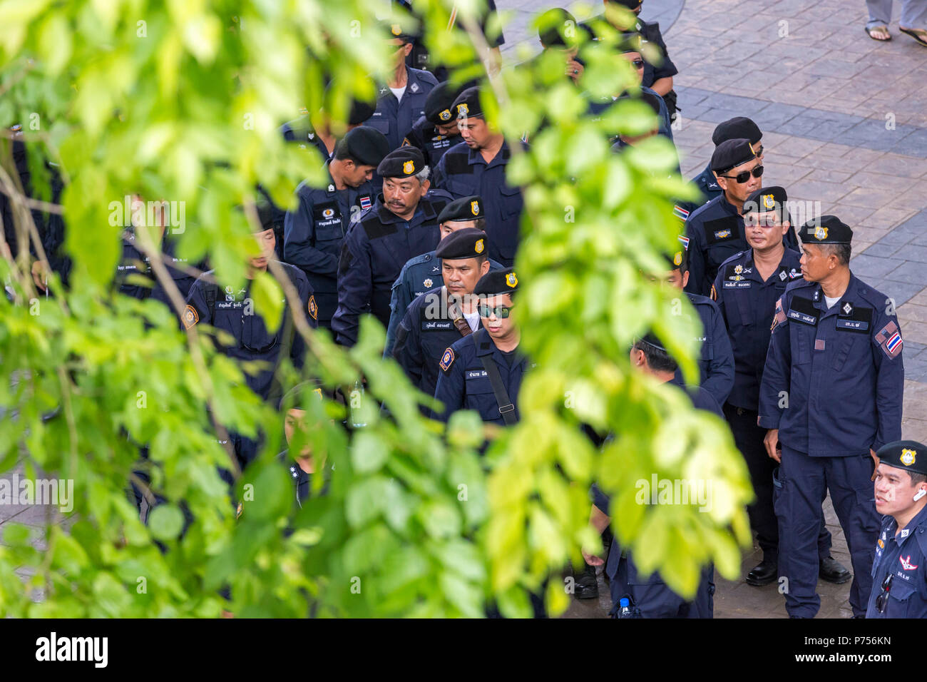 La polizia di guardia Monumento Victoria zona durante il colpo di stato militare, Bangkok, Thailandia Foto Stock