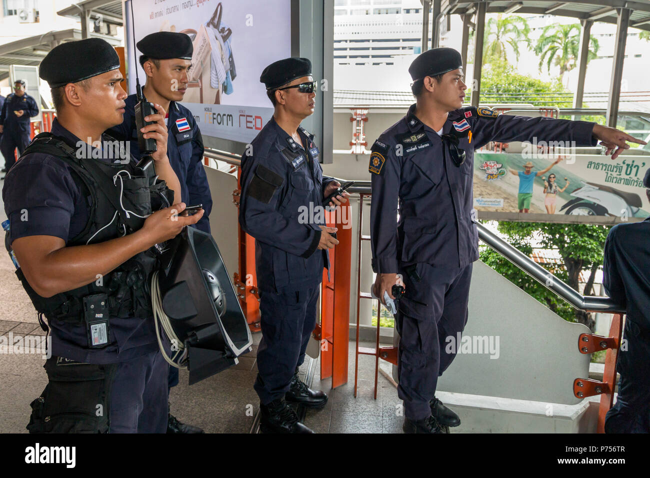 La polizia di guardia Monumento Victoria zona durante il colpo di stato militare, Bangkok, Thailandia Foto Stock