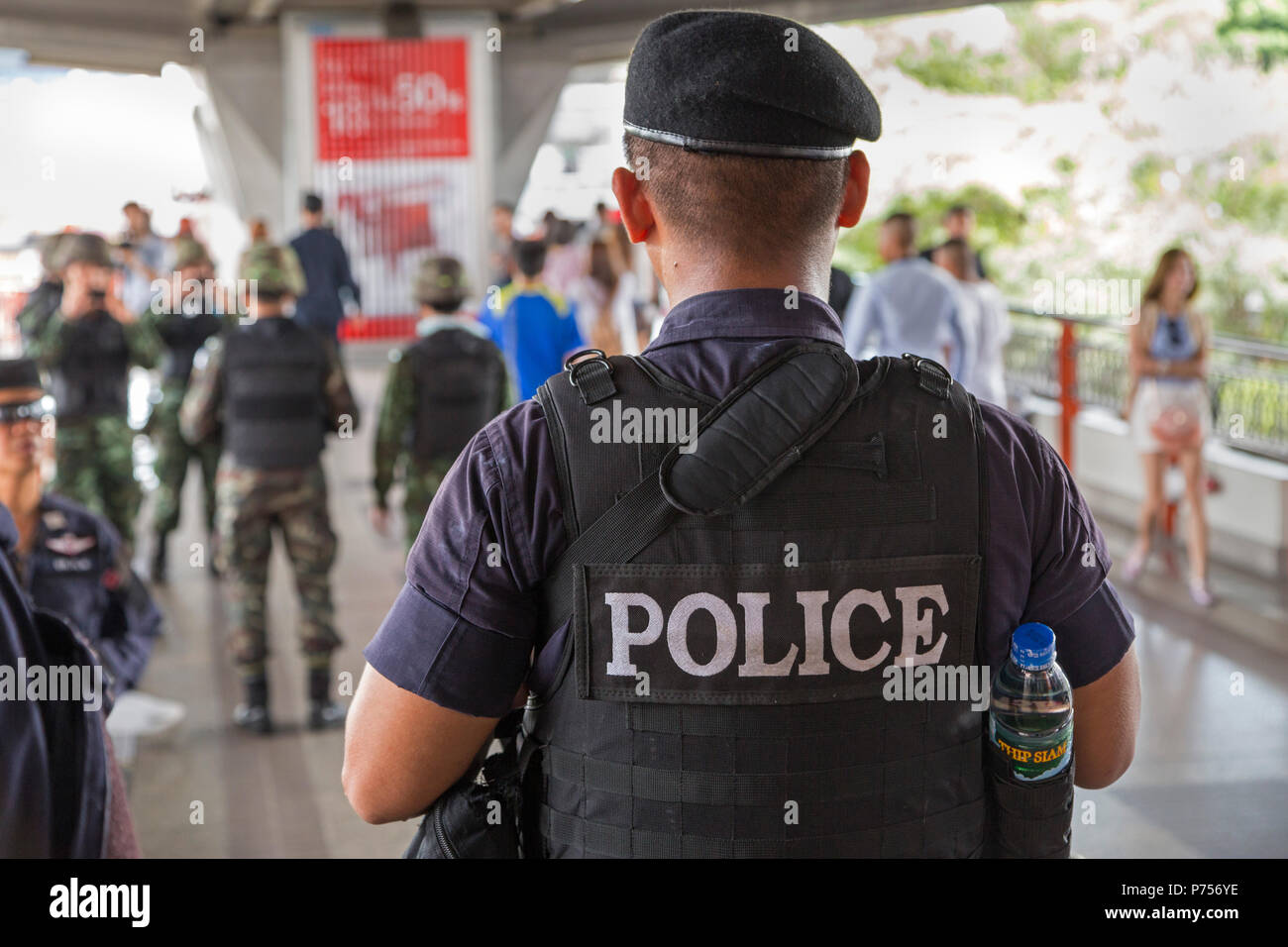 La polizia di guardia Monumento Victoria zona durante il colpo di stato militare, Bangkok, Thailandia Foto Stock