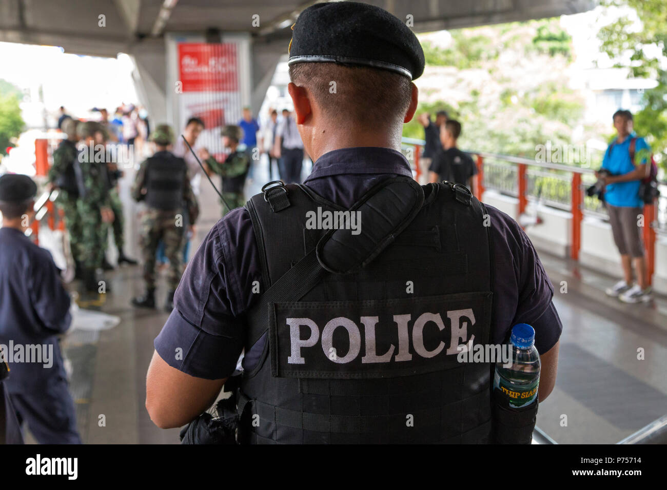 La polizia di guardia Monumento Victoria zona durante il colpo di stato militare, Bangkok, Thailandia Foto Stock