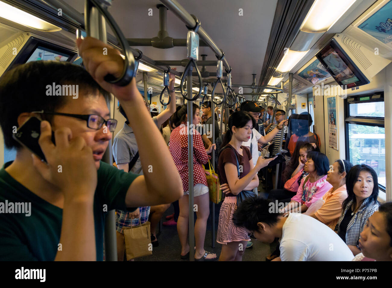 Passeggeri a BTS Skytrain, Bangkok, Thailandia Foto Stock