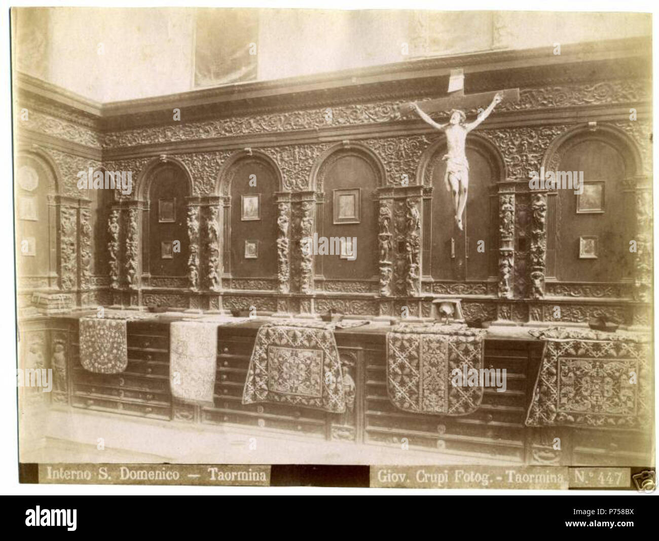 Italiano: Giovanni Crupi (1849-1925), 'Interno S. Domenico - Taormina'. N. di catalogo: 447. Circa 1900. . 1890 29 Crupi, Giovanni (1849-1925) - n. 0447 - Interno S. Domenico - Taormina Foto Stock
